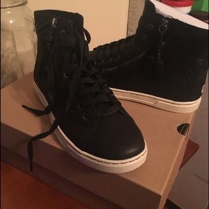 women leather ugg sneakers